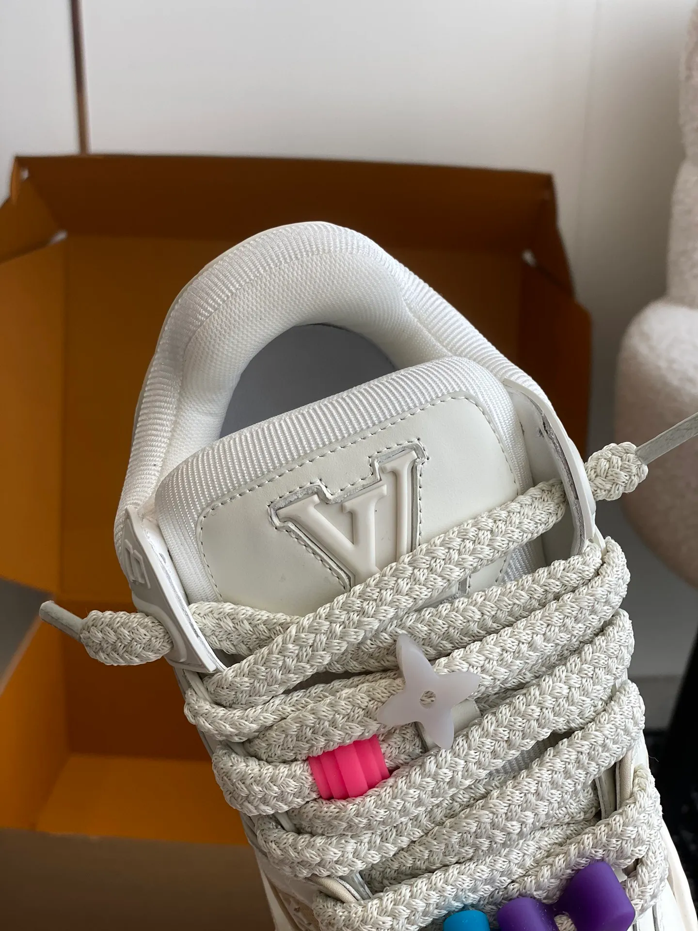 👟👟Ex-factory price 840👟👟 The latest upgraded version of lvtrainer Little Fatty 2023 is the same as the original version. Exclusive mold opening. Market ceiling level. Welcome to compare. At the Louis Vitton 2023 show, the new Trainer was unveiled. The new shoe style did not change much in the upper design, but the shoe shape became wider. Thicker and larger tongues replace the original visual effect. Since the launch of Lanvin bread shoes, this fat shoe style has become more and more popular!  Select imported calfskin/denim splicing/Yangjing material, exclusive molded outsole fasteners, decorative accessories can be removed at will!  Size: #35-45 (⚠️40 for women, 45 for men, customization is non-refundable)